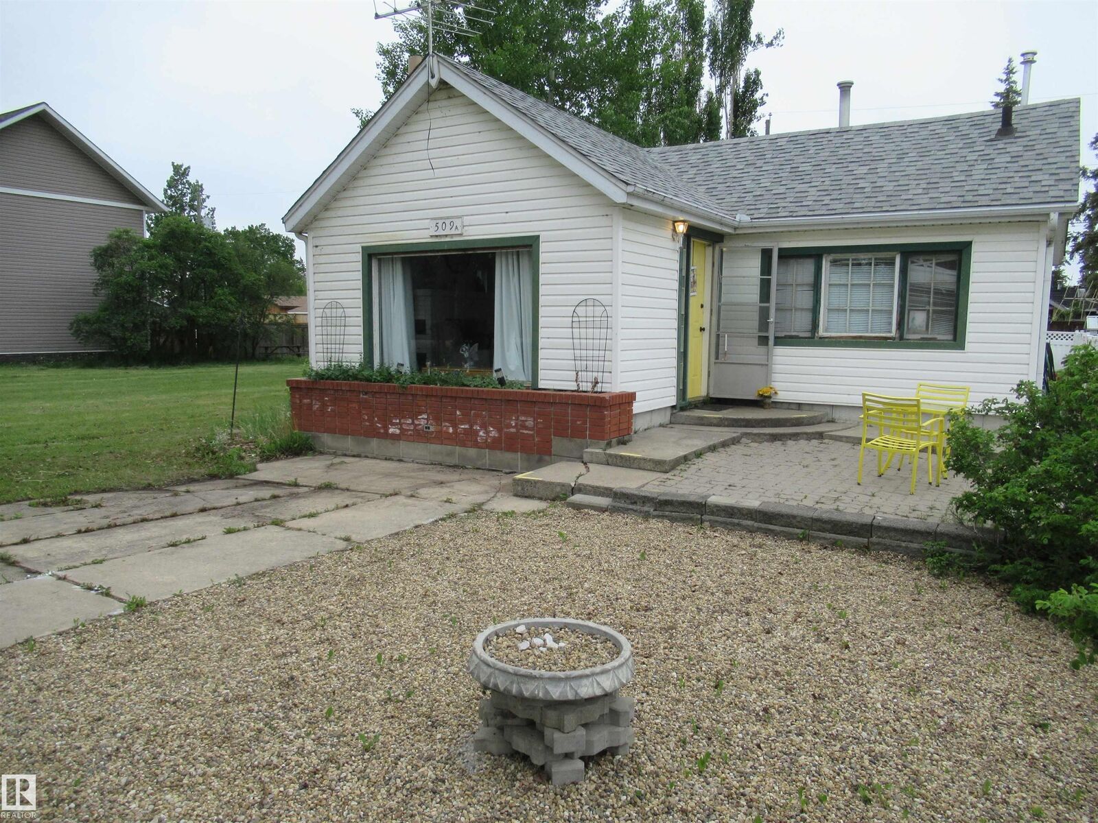 Property Photo: 509 2 Avenue AB T0C 1X0