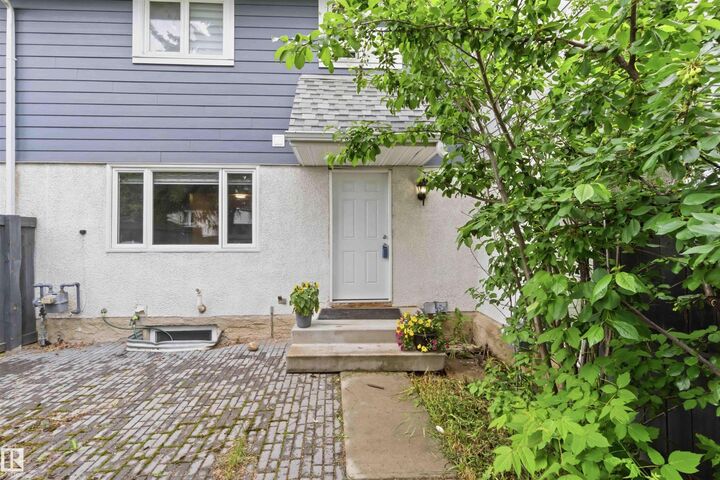 Property Photo:  219 Callingwood Tw NW NW  AB T5T 1A3 