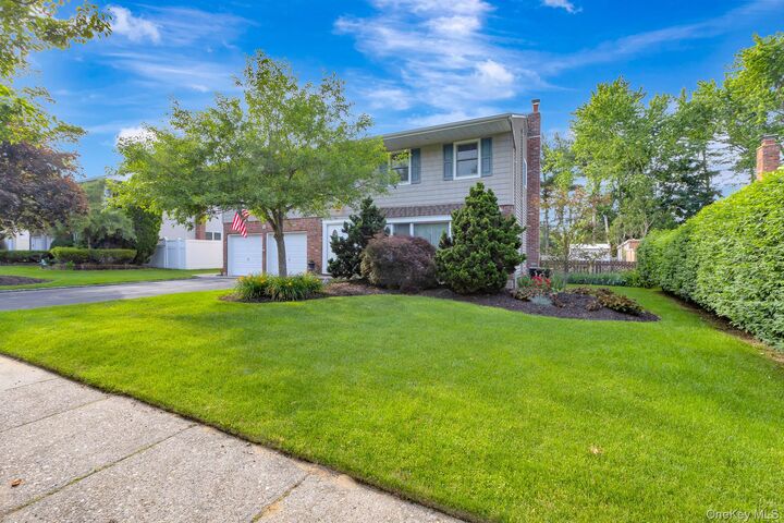 Property Photo:  19 Knoll Lane  NY 11787 