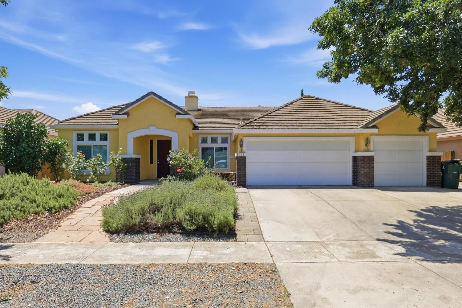 Property Photo:  1024 Santa Barbara Way  CA 95991 