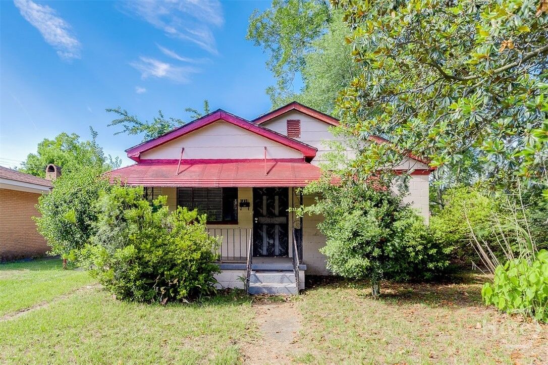Property Photo: 1110 W 49th Street GA 31401
