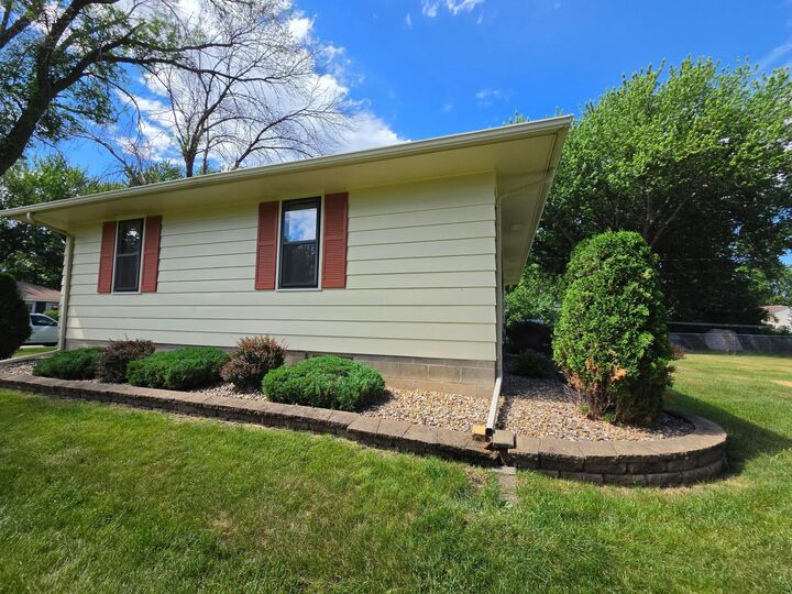 Property Photo:  2202 Windsor Road  MN 56007 