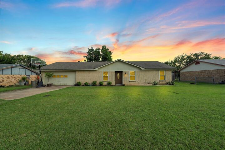 Property Photo: 837 W 3rd Street TX 76524