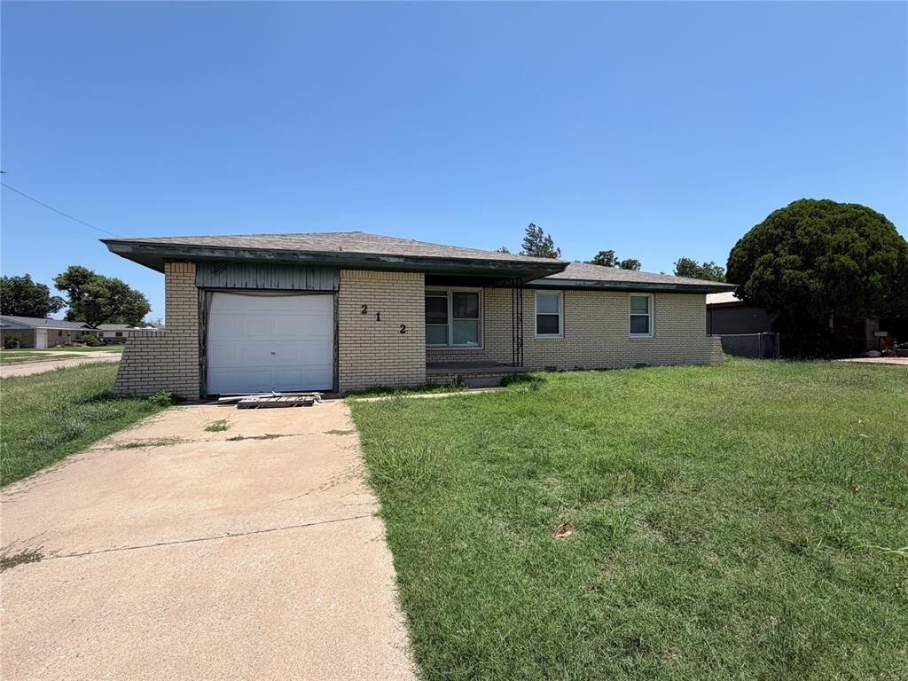 Property Photo:  2112 N Canary Lane  OK 73521 