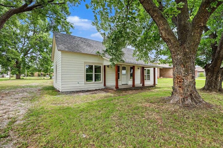 Property Photo:  216 E Beech Street  OK 73051 