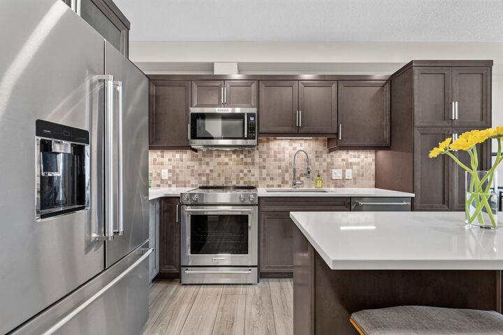 Property Photo:  80 Greenbriar Place NW 2302  AB T3B 6J4 