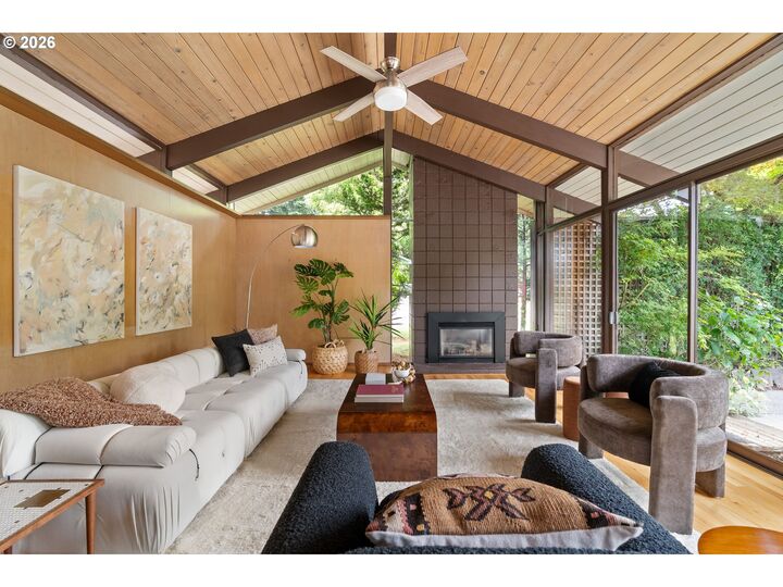 Property Photo:  15210 NE Hoyt St  OR 97230 