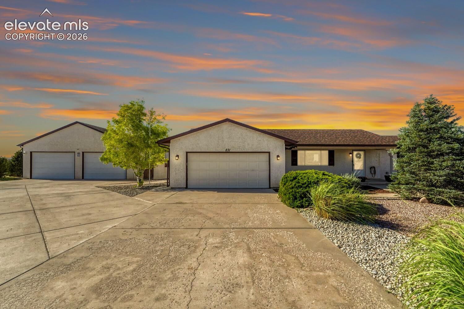 Property Photo:  831 E Paseo Dorado Drive  CO 81007 
