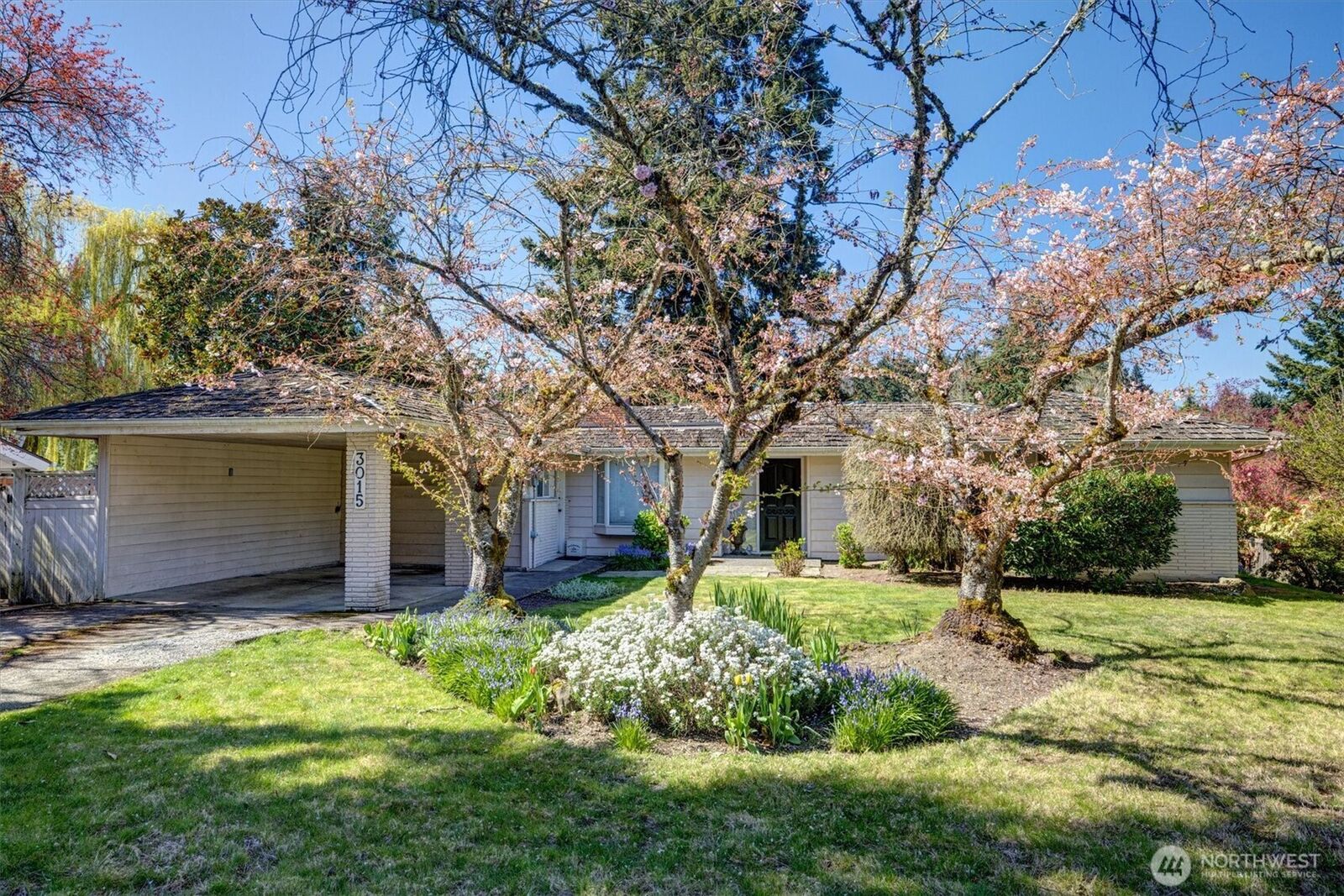 Property Photo:  3015  Hunts Point Circle  WA 98004 