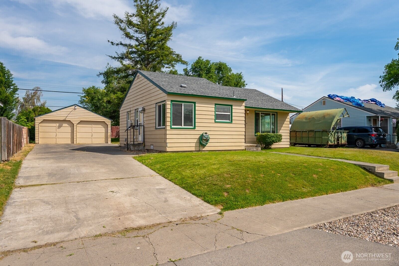 Property Photo: 907 S Hawthorne Drive WA 98837