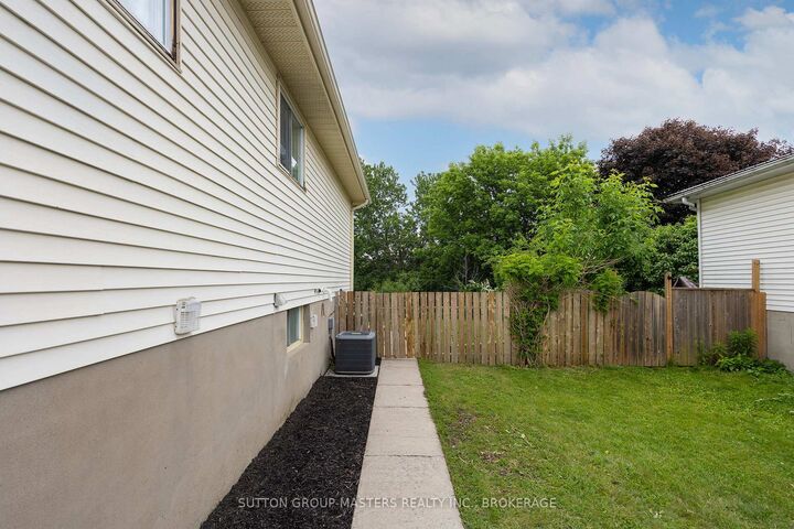 Property Photo: 280 Owens Crescent ON K7M 8H6