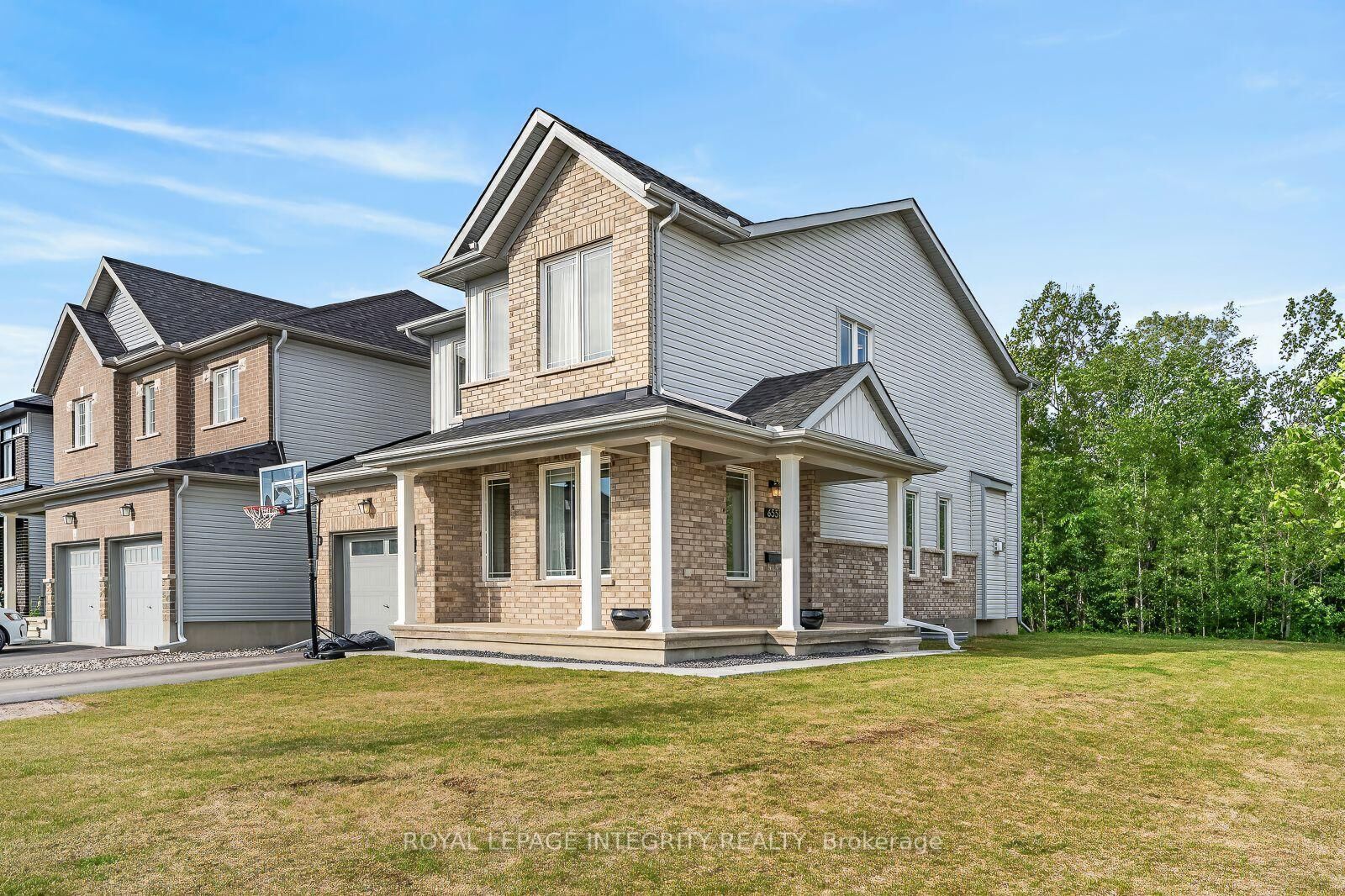 Property Photo: 655 Persimmon Way ON K1W 0T2
