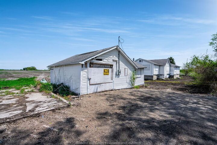 Property Photo:  1833 Mersea Rd E  ON N8H 3V4 