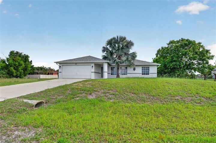 Property Photo:  827 SW 29th Ter  FL 33914 