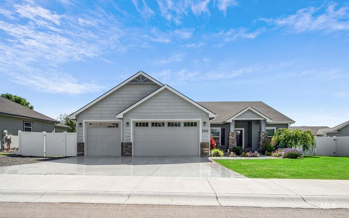 Property Photo:  750 Zinnia St  ID 83619 