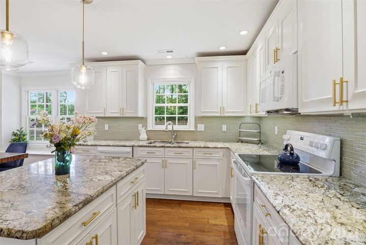 Property Photo: 516 Eastville Court NC 28105