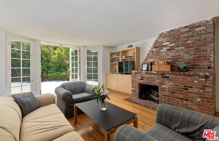 Property Photo:  1041 Chantilly Rd  CA 90077 