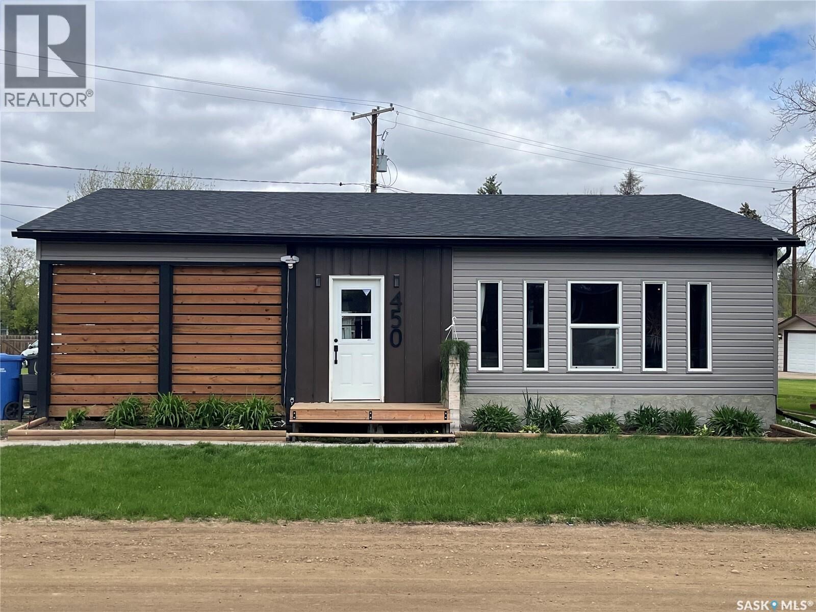 Property Photo:  450 6th Street  SK S0G 0V0 