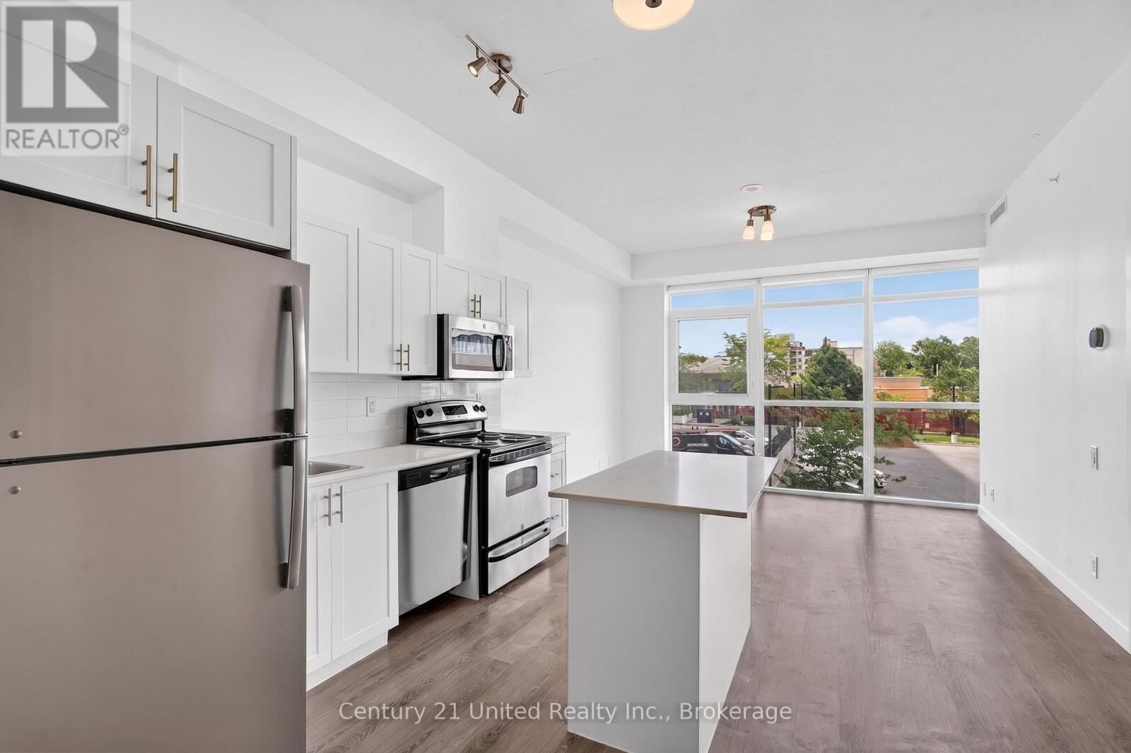 Property Photo: 100 Bond Street East 422 ON L1G 0B7