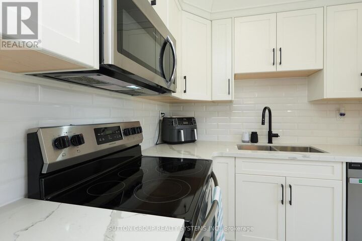 Property Photo:  70 Courtleigh Square  ON L6Z 1J3 