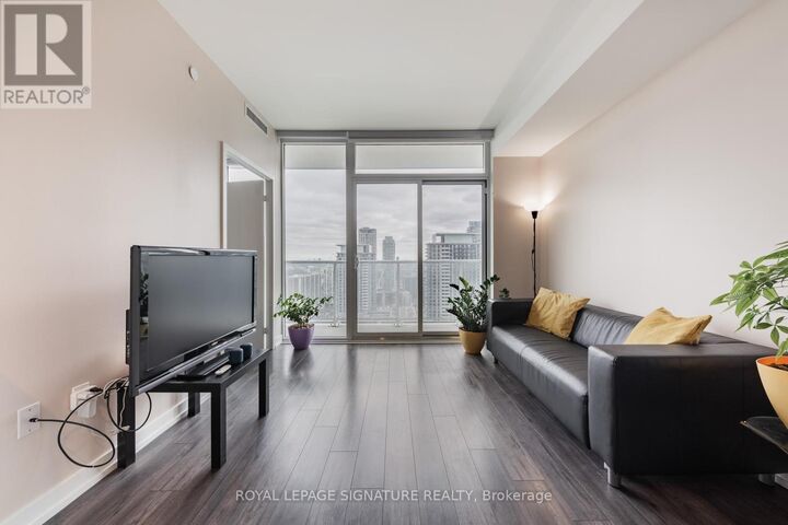 Property Photo: 33 Helendale Avenue 2105 ON M4R 1C5