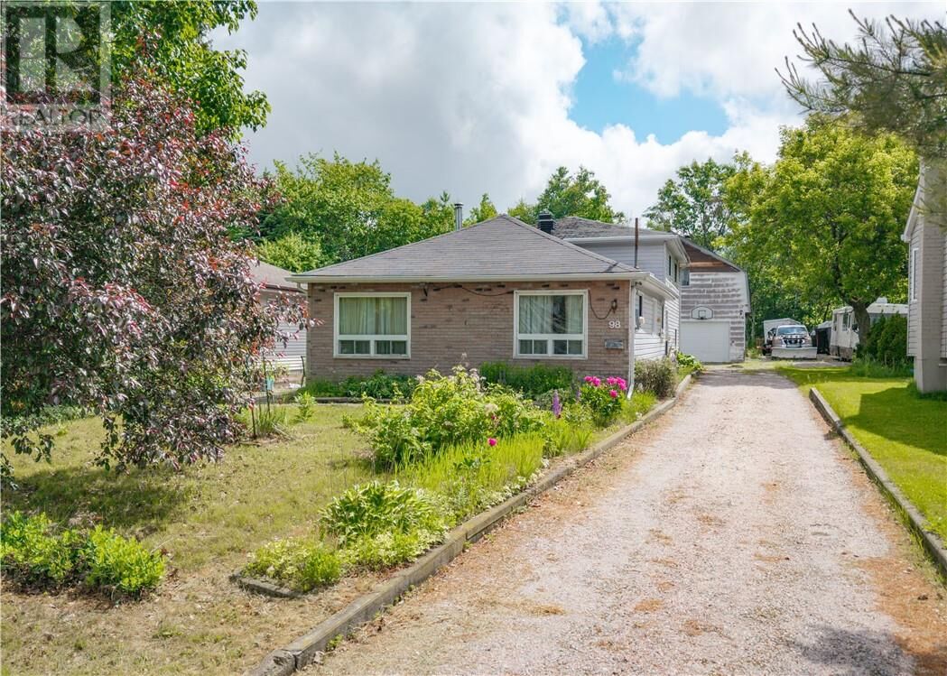 Property Photo:  98 Ridgemount Avenue  ON P3B 3W5 