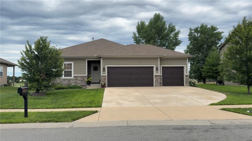 Property Photo: 424 E Pawnee Street KS 66030