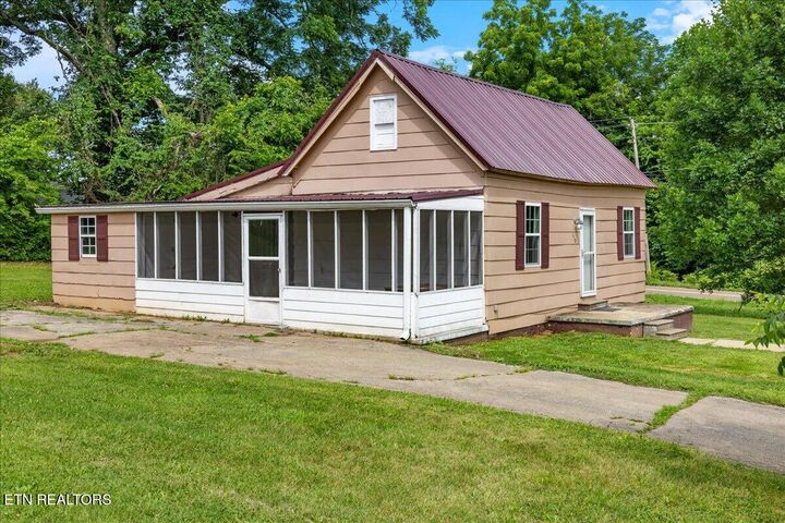 Property Photo: 110 Elm St TN 37826