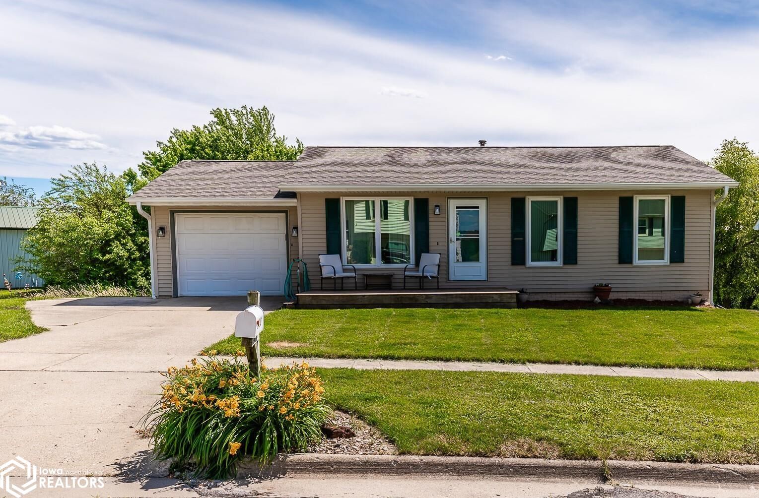 Property Photo:  1410 Greenfield Drive  IA 50158 