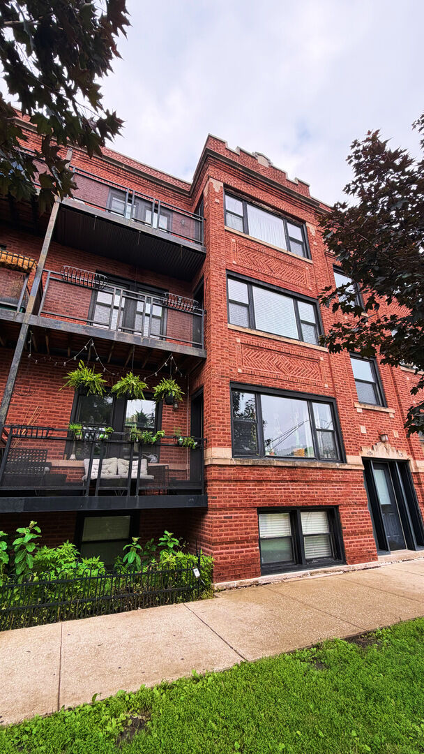 Property Photo: 4655 N Spaulding Avenue 2 IL 60625