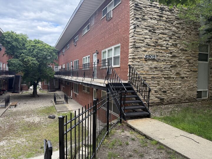 Property Photo: 6911 N Ridge Boulevard 2C IL 60645