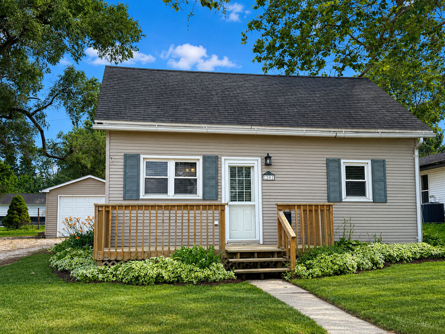 Property Photo:  202 W Cedar Street  IL 61752 