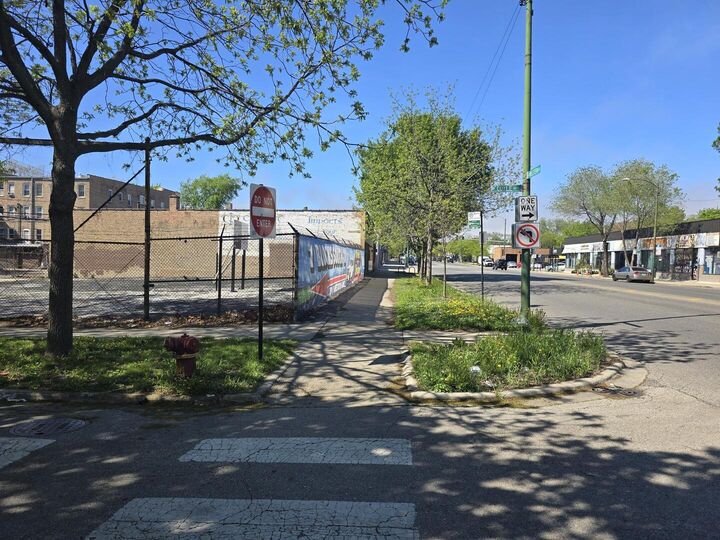 Property Photo: 6936 N Western Avenue IL 60645
