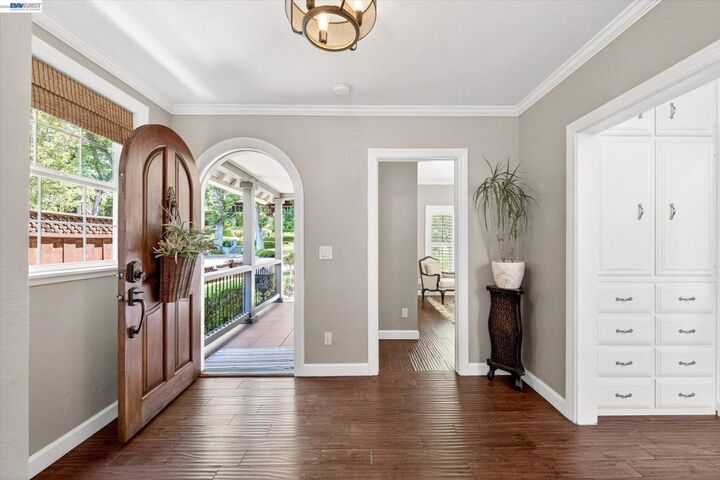Property Photo:  