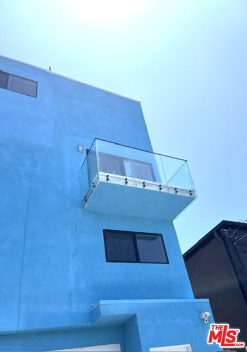 Property Photo:  19 Sunset Avenue 3  CA 90291 