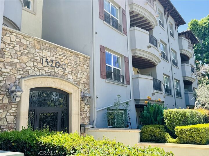 Property Photo:  13200 Moorpark 203  CA 91423 