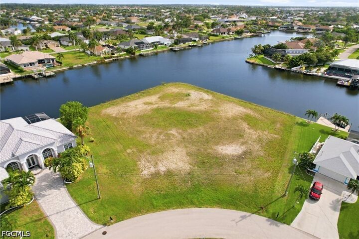 Property Photo:  3021 SW 27th Place  FL 33914 