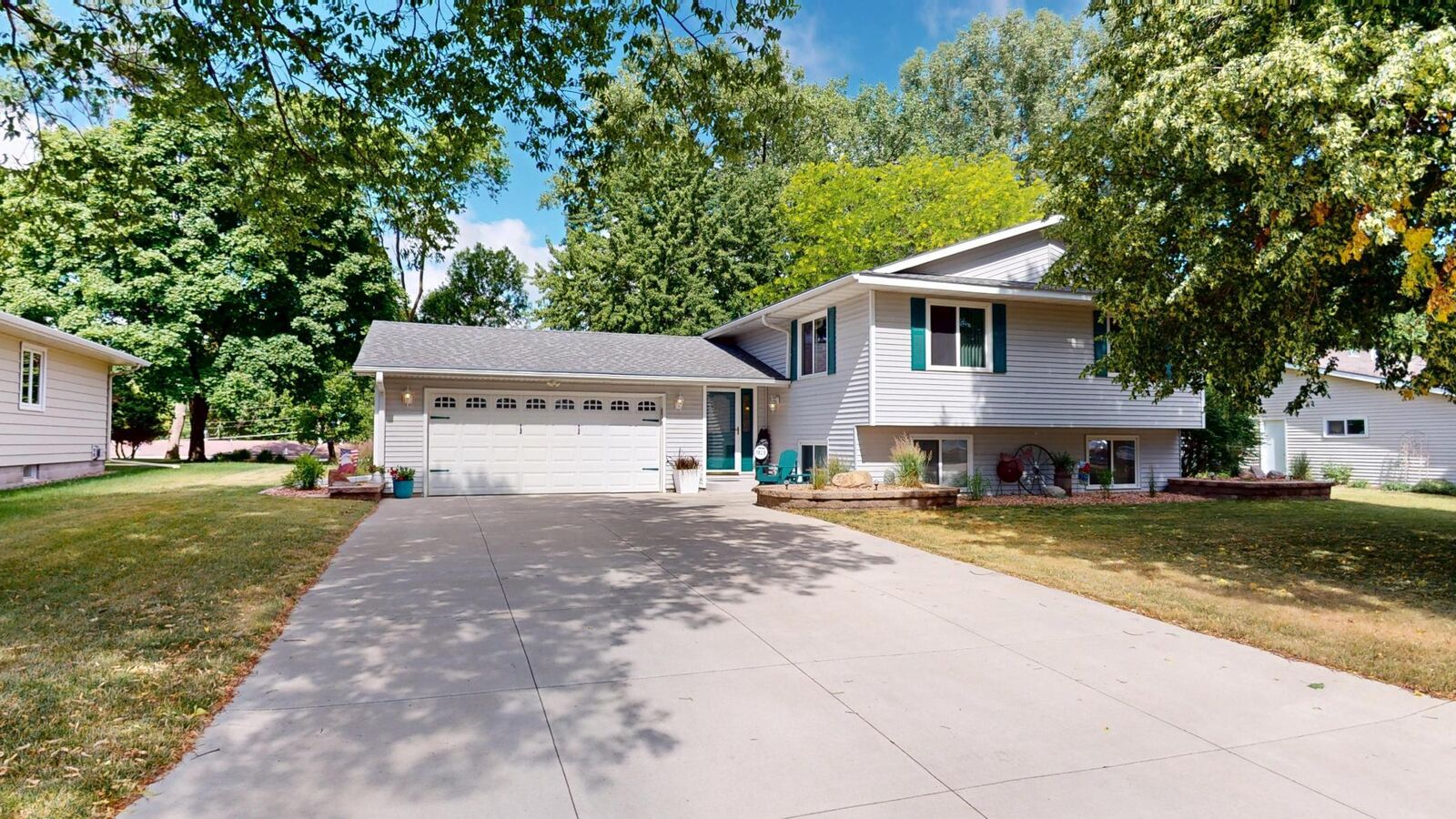 Property Photo: 1825 Bayview Drive MN 56007