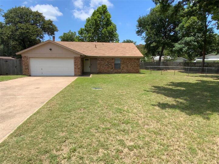 Property Photo: 7512 Lisa Court TX 76112