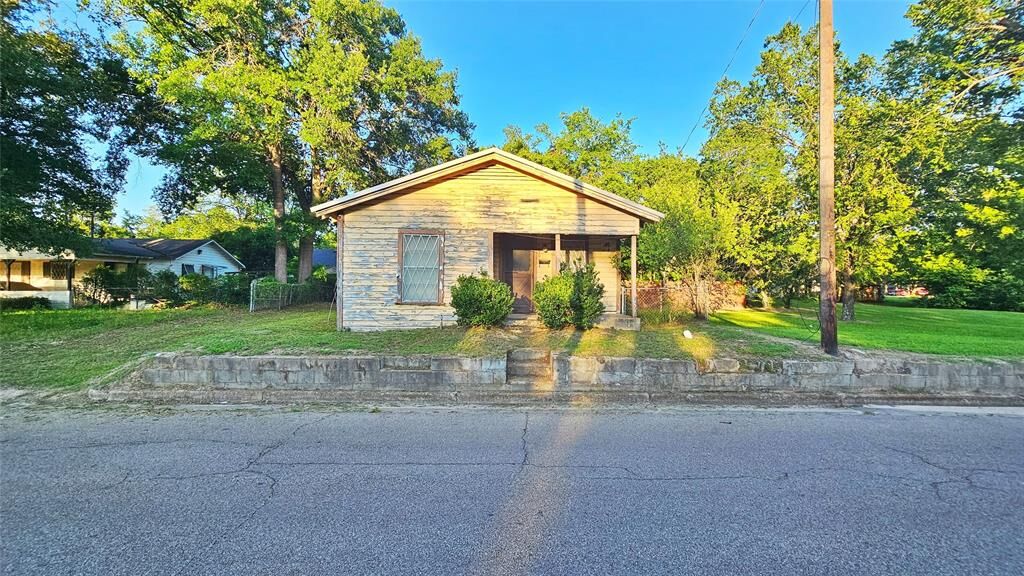 Property Photo: 300 Carter Street TX 75482