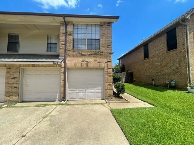 Property Photo: 1226 Hudgins Street A TX 76051