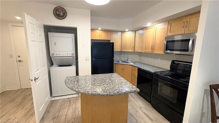 Property Photo:  250 Wellington Street W 1729  ON M5V 3P6 