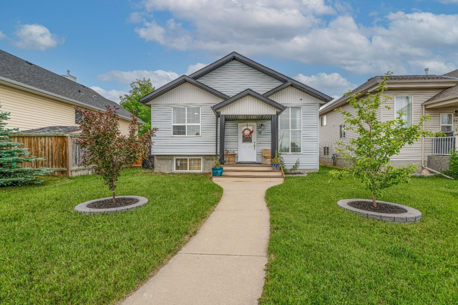 Property Photo: 17 Sunrise Close SE AB T1V 1Z3