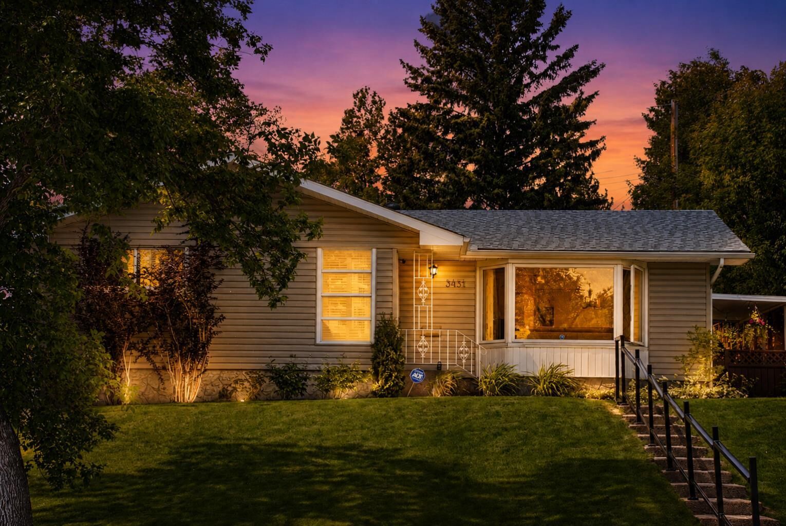 Property Photo:  3431 23 Street NW  AB T2L 0T8 