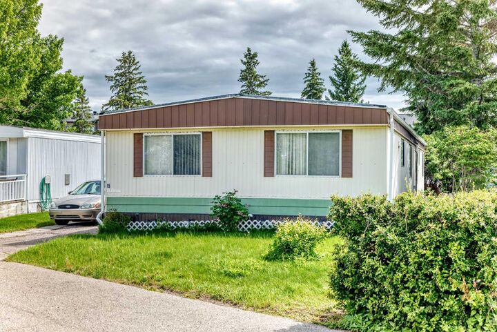 Property Photo:  3223 83 Street NW 15  AB T3B 6J4 