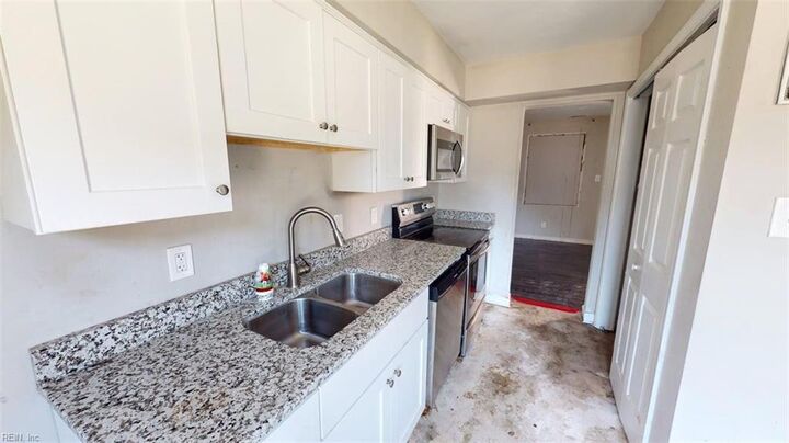 Property Photo:  3208 Clover Rd E  VA 23321 