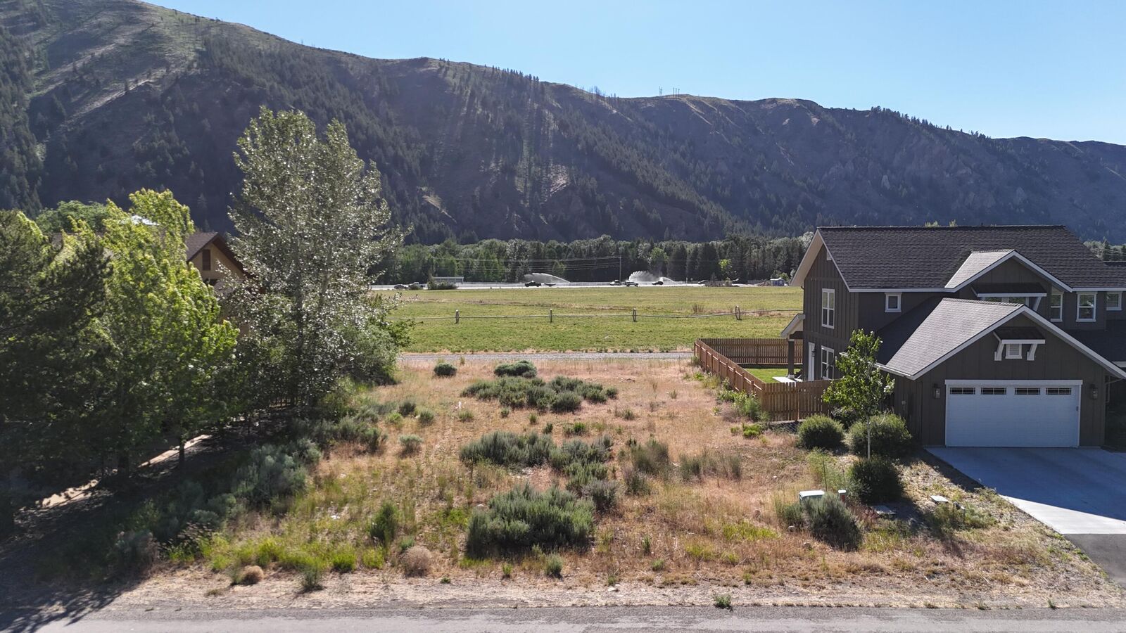 Property Photo: 1351 N 2nd Ave ID 83333