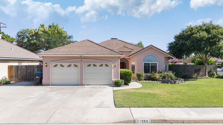Property Photo: 1395 W La Vida Lane CA 93257