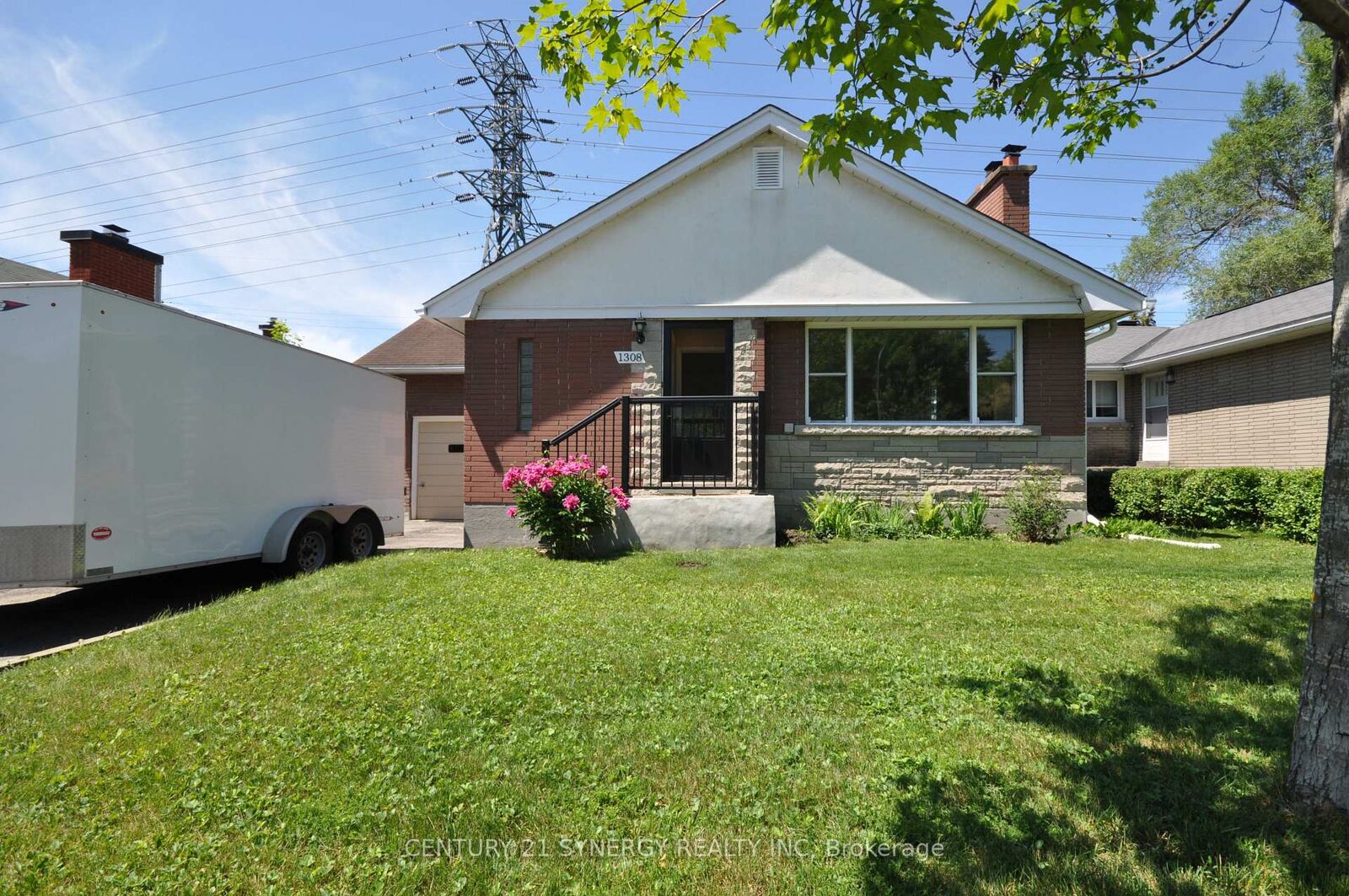 Property Photo: 1308 Erindale Drive ON K2C 2G4