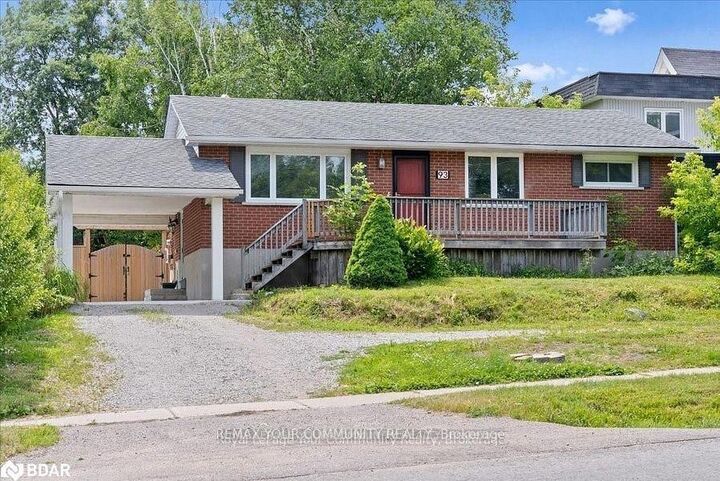 93 Westmount Drive S — photo 1